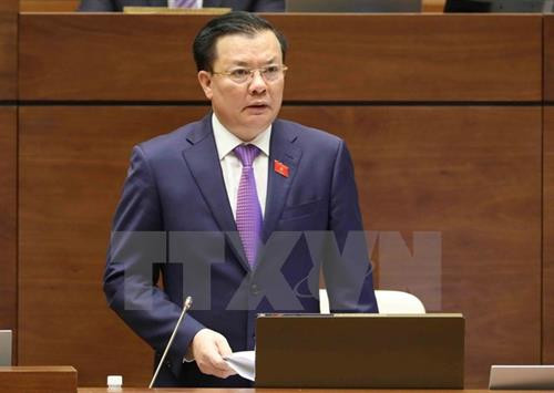 越南财政部长丁进勇是首位接受国会代表质询的部长。(图片来源:越通社) 越南财政部长丁进勇是首位接受国会代表质询的部长。(图片来源:越通社)