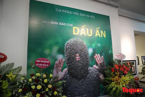 题为“烙印”的第二次新闻摄影展。图自http://toquoc.vn