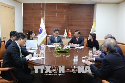 丁进勇与韩国副总理兼企划财政部长金东兖举行会谈。（图片来源：越通社）