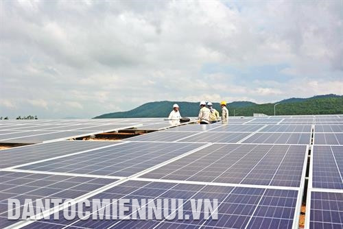 嘉莱省在经济效益低的石质土地区发展可再生能源，兴建各家太阳能发电厂。记者 红叠 摄