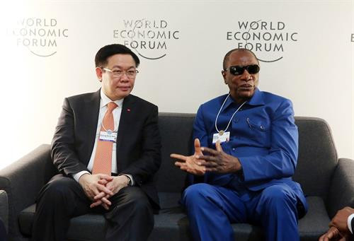 越南政府副总理王廷惠会见几内亚总统阿尔法·孔戴（Alpha Conde）。（图片来源：越通社）