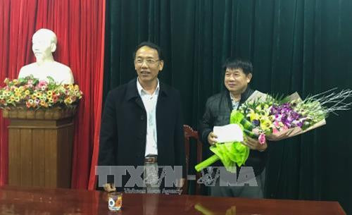 奠边省领导向专案的公安人员送花祝贺。（图片来源：越通社）