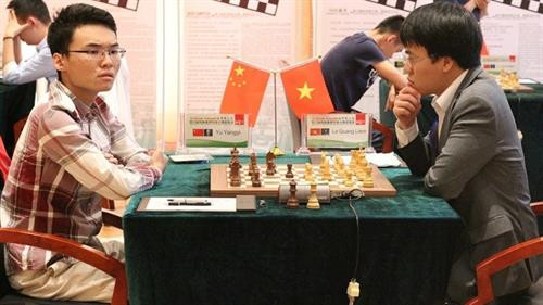 越南棋手黎光廉（右）在比赛中（图：体育报）