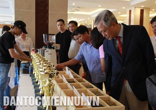 第七次邦美蜀咖啡节期间举行的越南特产咖啡发展研讨会。记者 俊英 摄 在咖啡节上展示的越南特产咖啡。记者 范强 摄 第七次邦美蜀咖啡节期间举行的越南特产咖啡发展研讨会。记者 俊英 摄 在咖啡节上展示的越南特产咖啡。记者 范强 摄