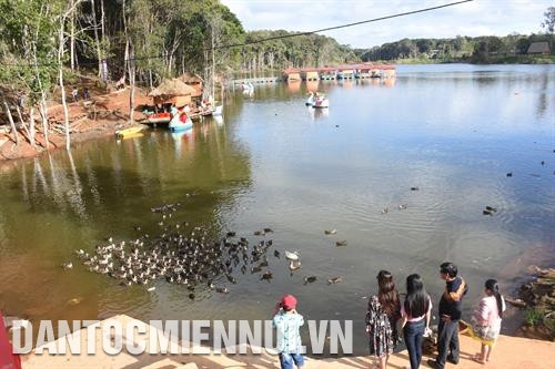 游客来到莽登七母湖游玩。记者 文芳 摄