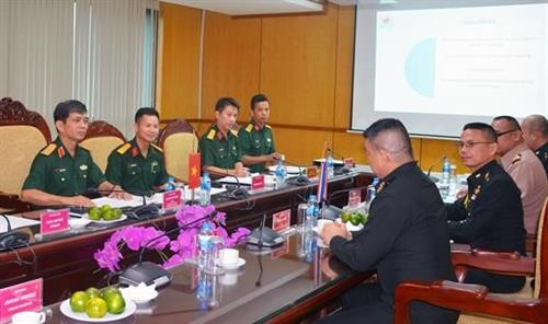 越南维和局局长黄金凤少将会见泰国皇家军队和平行动中心主任可颂彭一行。图自越通社