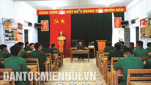 芒盖边防哨所干部和战士举行交办会，掌握基层情况，从而帮助少数民族同胞发展经济，脱贫。