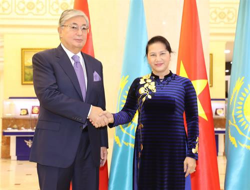 越南国会主席阮氏金银与哈萨克斯坦议会上院议长卡西姆若马尔特·托卡耶夫。 （图片来源：越通社）