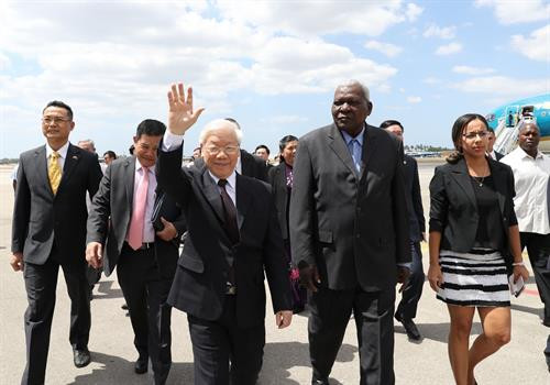 阮富仲与越南高级代表团首都哈瓦那何塞·马蒂国际机场，开始对古巴进行国事访问。（图片来源：越通社）