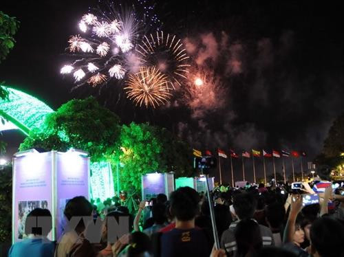 资料图：胡志明市在两个地点燃放烟花。 图自越通社