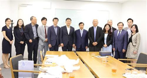 双方代表合影。图自越通社