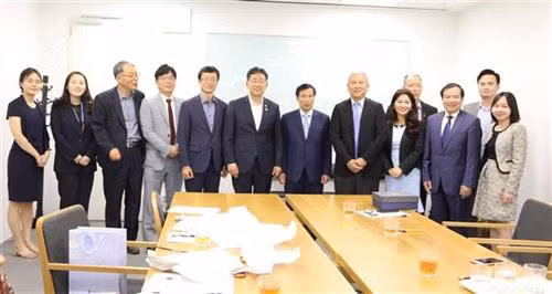 双方代表合影。图自越通社