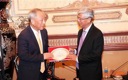 胡志明市人民委员会副主席武文欢 向中国太平洋建设集团创始人严介和赠送纪念品。图自越通社 胡志明市人民委员会副主席武文欢 向中国太平洋建设集团创始人严介和赠送纪念品。图自越通社