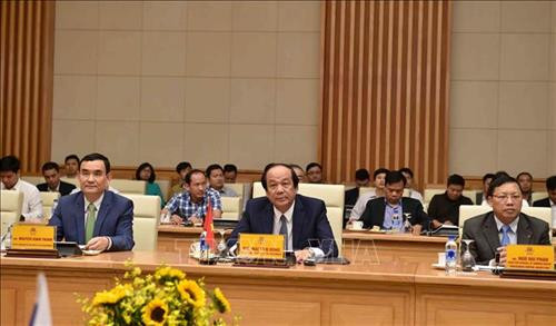 梅进勇与越南代表团代表。图自越通社