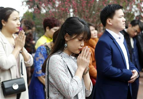 年初人民上寺庙烧香拜佛。（图片来源：越通社）