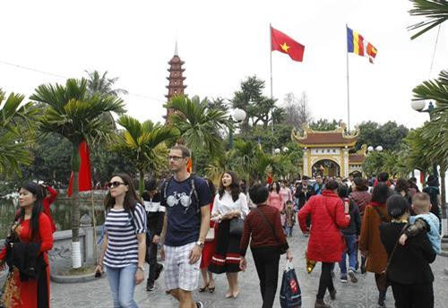 年初人民上寺庙烧香拜佛。（图片来源：越通社）
