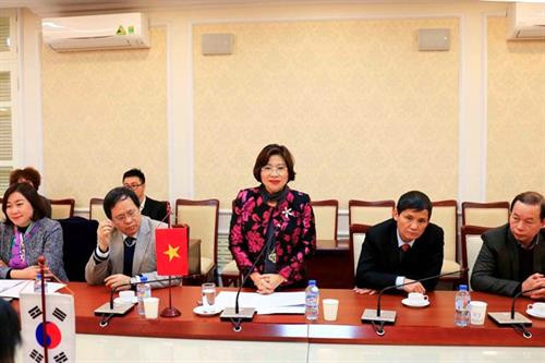 潘氏美玲在签署仪式上发表讲话。（图片来源：越通社）