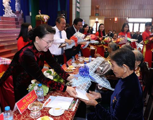 国会主席阮氏金银向隆安省英雄母亲赠送慰问品。（图片来源：越通社）