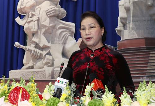 国会主席阮氏金银出席隆安省一级独立勋章授勋仪式并发表讲话。（图片来源：越通社）