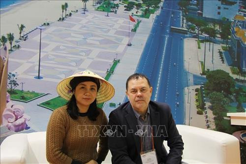 格里沃里与头戴着传统斗笠的越南姑娘合影 格里沃里与头戴着传统斗笠的越南姑娘合影