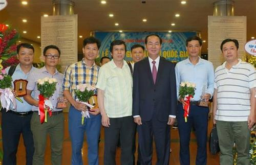 国家主席陈大光与越通社新闻摄影编辑部获奖者合影。(图片来源:越通社) 国家主席陈大光与越通社新闻摄影编辑部获奖者合影。(图片来源:越通社)