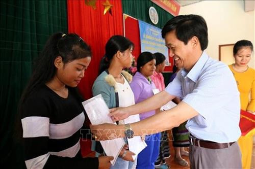 广治省向居住在向350名老挝公民授予关于批准加入越南国籍的决定书。图自越通社