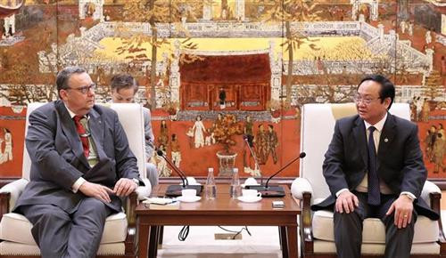 河内市人民委员会副主席阮世雄会见芬兰驻越大使Kari Kahiluoto。图自越通社 河内市人民委员会副主席阮世雄会见芬兰驻越大使Kari Kahiluoto。图自越通社