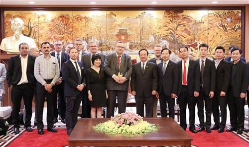 双方代表合影。图自越通社 双方代表合影。图自越通社