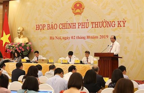 越南政府办公厅主任梅进勇主持召开政府例行新闻发布会。图自越通社