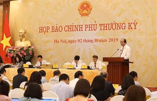 越南政府办公厅主任梅进勇主持召开政府例行新闻发布会。图自越通社 越南政府办公厅主任梅进勇主持召开政府例行新闻发布会。图自越通社