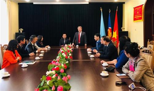 国家行政学院代表团同越南驻乌克兰大使馆进行座谈。图自越通社