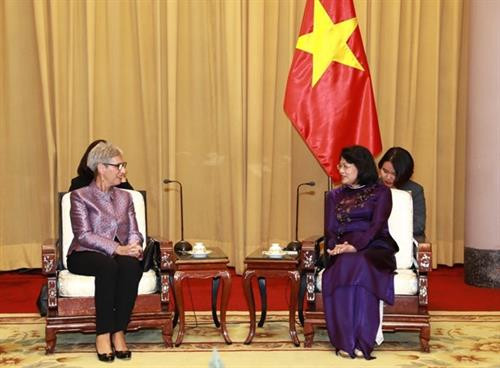 国家副主席邓氏玉盛会见澳大利亚维多利亚州州长琳达·德绍。图自越通社
