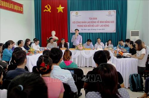 越南劳动总联合会领导与女性工人举行座谈会。图自越通社