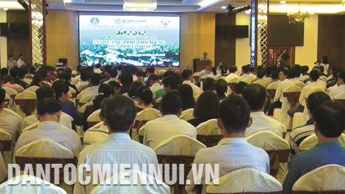 最近，越南农业与农村发展部种植局和国家助农中心在嘉莱省波莱古市举行越南适应气候变化咖啡生产中可持续农业转型研讨会。