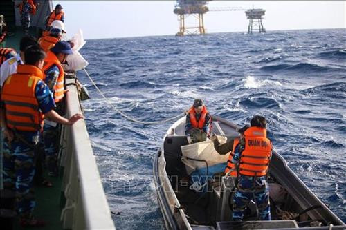 为海上军民送年货、送温暖。图自越通社