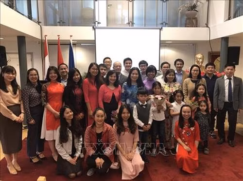 越南驻荷兰大使馆党委举行有关胡志明思想、道德、作风的讲故事比赛。图自越通社