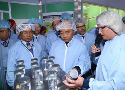 政府总理阮春福参观瑞典阿斯特捷利康制药公司。图自越通社