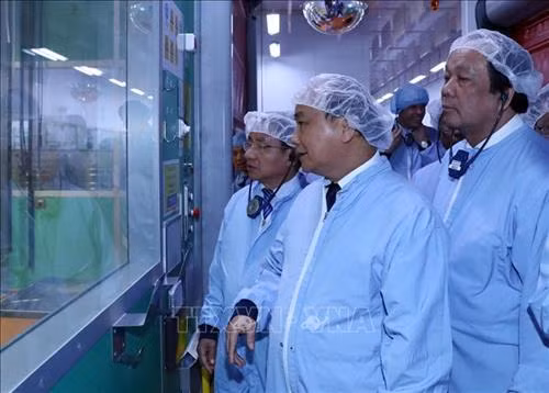 政府总理阮春福参观瑞典阿斯特捷利康制药公司。图自越通社