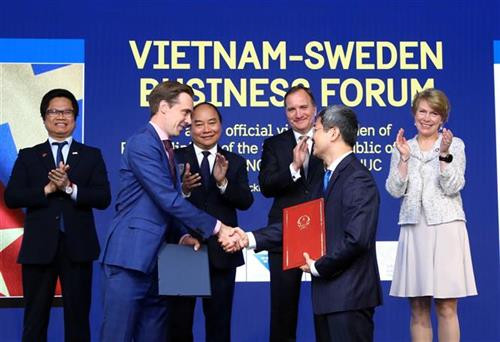 双方共同见证多项合作文件的签署 图自越通社