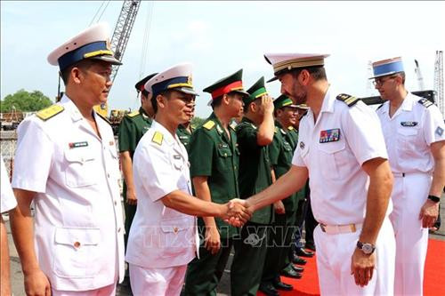 托马斯·弗里奥利(Thomas Frioli)大校和越南代表握手。图自越通社 托马斯·弗里奥利(Thomas Frioli)大校和越南代表握手。图自越通社