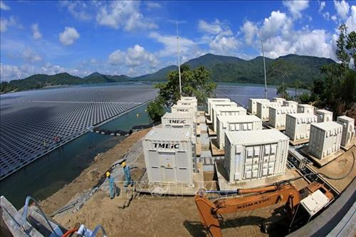 越南首家太阳能发电厂在水库上面建成投运。图自越通社
