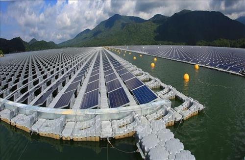 越南首家太阳能发电厂在水库上面建成投运。图自越通社