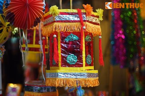 传统灯笼唤起越南人童年记忆。(图片来源:越通社) 传统灯笼唤起越南人童年记忆。(图片来源:越通社)