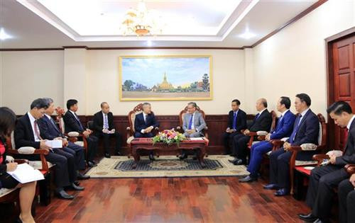 越南驻老挝大使馆代办阮青松与外交部副部长Thongsavanh Phomvihane。图自越通社