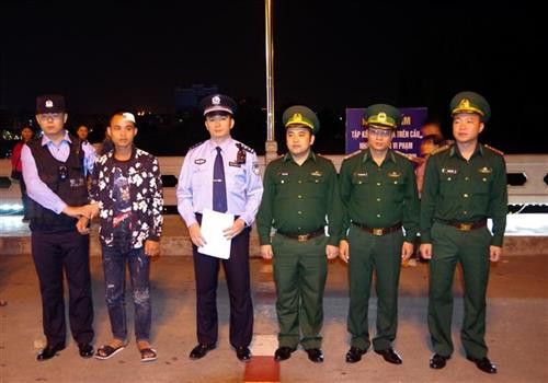 成功救起在越中边境北仑河上遇险的一名中国公民。图自越通社