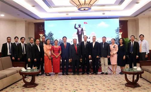 双方代表合影。图自越通社