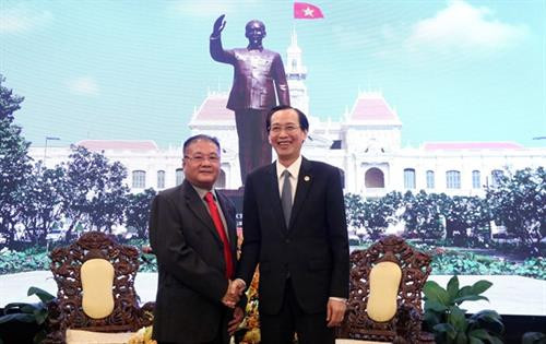 胡志明市人民委员会常务副主席黎清廉会见柬埔寨信息部部长黎瓦宏。图自越通社