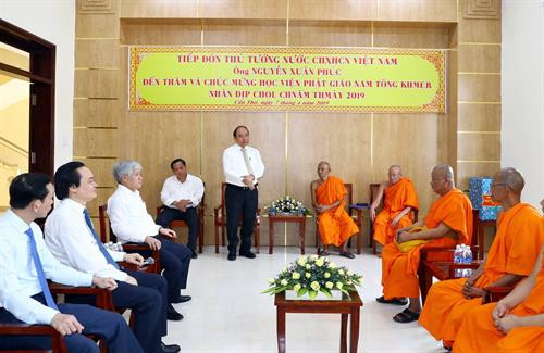 政府总理阮春福向南宗高棉佛教学院诸位领导和僧侣致以节日祝福。图自越通社 政府总理阮春福向南宗高棉佛教学院诸位领导和僧侣致以节日祝福。图自越通社