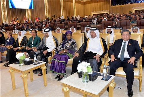 国会对外委员会主任阮文酉（右一）出席各国议会联盟第140届大会 图自越通社