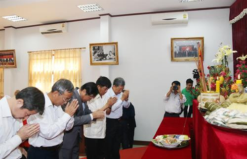 各位代表在雄王塑像前鞠躬上香,缅怀各位雄王的开国之功。图自越通社 各位代表在雄王塑像前鞠躬上香,缅怀各位雄王的开国之功。图自越通社
